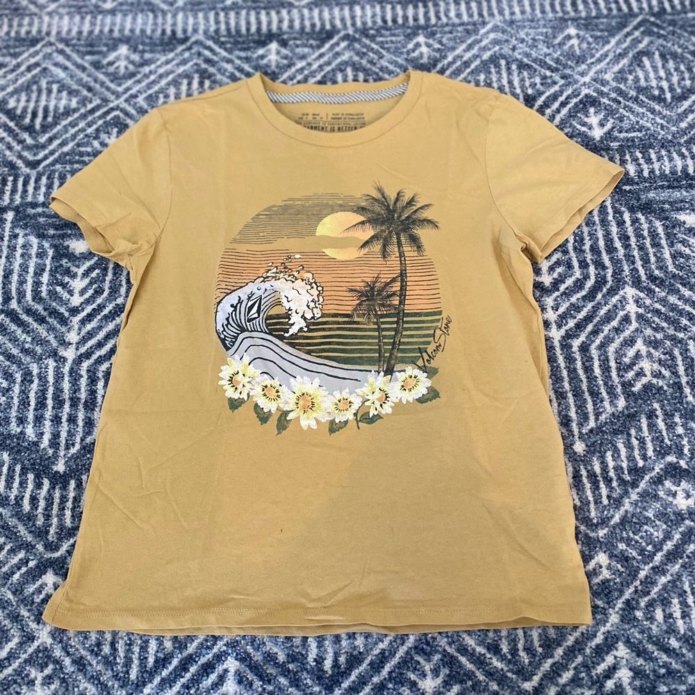 Volcom tee never worn! Size small